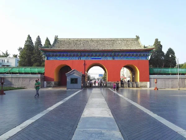 観光客は Zhongzhou 道路に沿って歴史的な景勝地を訪問します 文字通り中央軸を意味します 中国北京で 月6日2018 — ストック写真