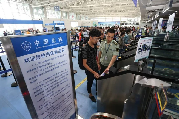 Ciudadanos Chinos Que Van Viajar Extranjero Hacen Cola Para Inspección —  Fotos de Stock