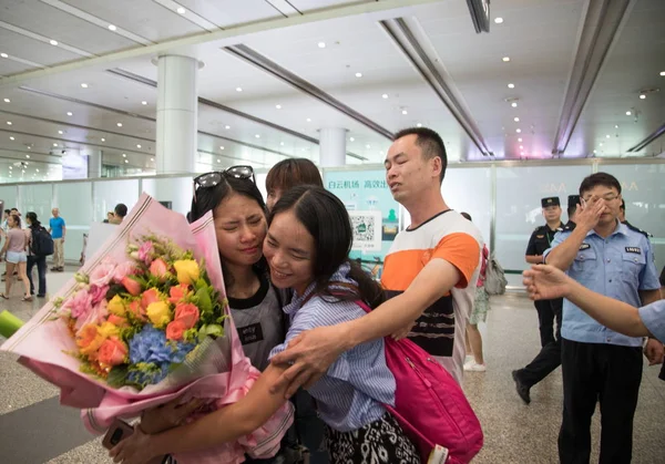 Zhong Fengmin Adoptada Por Sus Padres Estadounidenses Abraza Hermana Aeropuerto — Foto de Stock