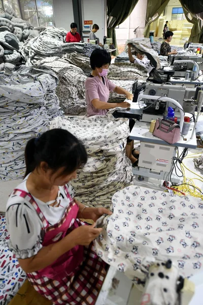 Китайские Женщины Рабочие Обрабатывают Ткань Собачьих Конур Экспорта Завод Городе — стоковое фото