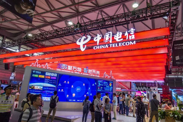 Pessoas Visitam Estande China Telecom Durante Mobile World Congress Mwc — Fotografia de Stock