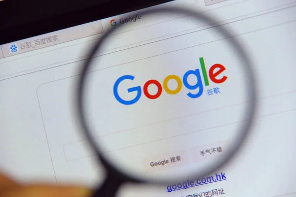 Netizen Browses Website Google His Computer Beijing China August 2018 — Stock Photo, Image