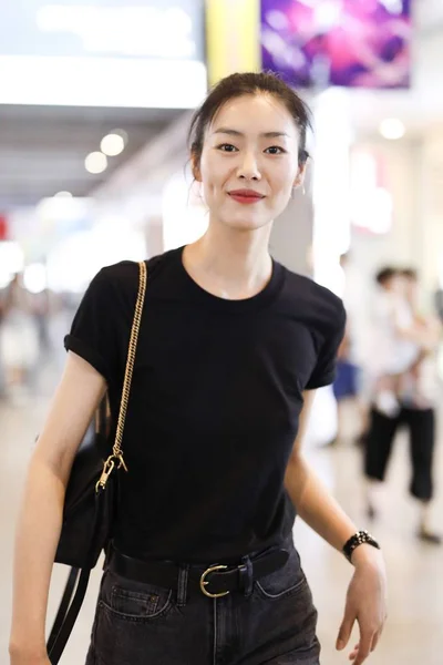 Chiński Model Liu Wen Przybywa Międzynarodowe Lotnisko Hongqiao Shanghai Szanghaj — Zdjęcie stockowe