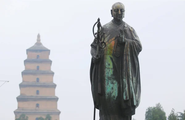 Uma Estátua Bronze Monge Budista Chinês Xuanzang Virando Verde Exibida — Fotografia de Stock