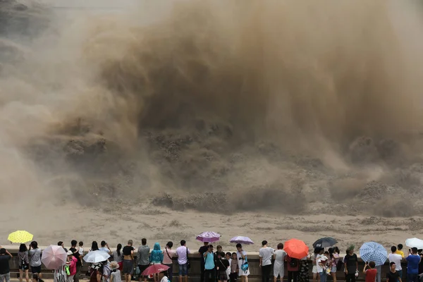 Los Turistas Observan Chorro Agua Presa Xiaolangdi Durante Una Operación —  Fotos de Stock