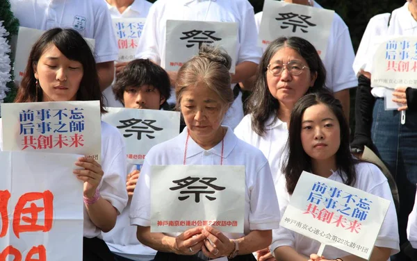 Delegáti Japonska Truchlit Oběti Nankingova Masakru Během Shromáždění Které Bylo — Stock fotografie