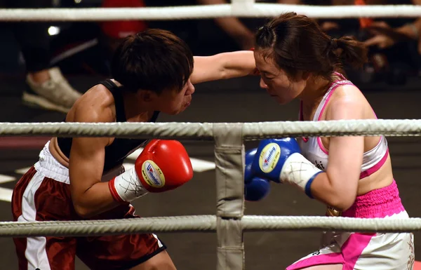 Nanako Судзукі Японії Праворуч Конкурує Проти Вонг Гонконгу Своїх Жінок — стокове фото
