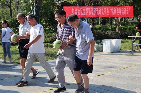 Китайські Громадяни Беруть Участь Ігри Стилі Кавуна Щоб Відзначити Означає — стокове фото