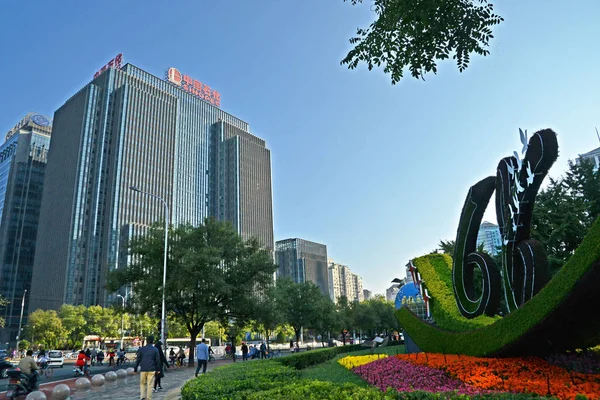 2017年11月11日 中国北京市朝阳区中石化 中国石油化工总公司 行人走过 — 图库照片