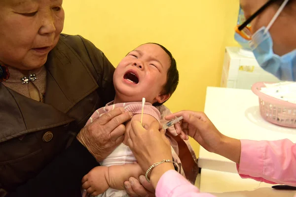 File Chinese Medical Worker Vaccinates Baby Disease Control Prevention Center — стоковое фото