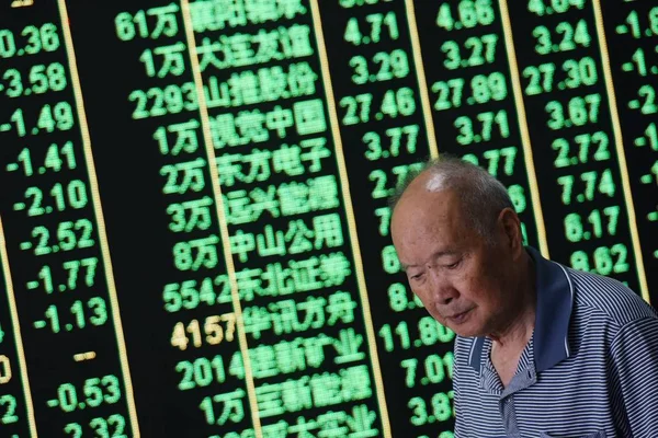 2018 日中国東部の浙江省杭州市で証券家で株式の 価格下落のためグリーン の価格を表示する画面歩く関係中国投資家 — ストック写真