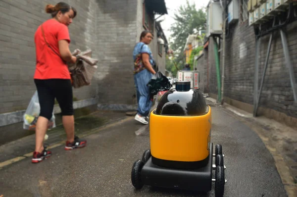 Wolongyihao Primer Robot Autónomo Entregar Paquetes Suning Com Ltd Uno —  Fotos de Stock