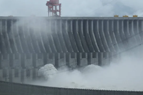 2018年7月5日 中国中部の湖北省 江昌市で 洪水対策用の水を排出する三峡ダムは霧と雲に囲まれています — ストック写真