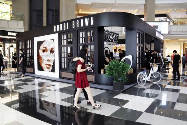 Müşteriler Şanghay Bir Alışveriş Merkezinde Amerikan Kozmetik Markası Bobbi Brown — Stok fotoğraf