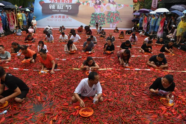 2018年7月8日 在中国中部湖南省宁乡市的一个风景区 坐在装满辣椒的大游泳池里的参与者参加了一场吃辣椒比赛 — 图库照片