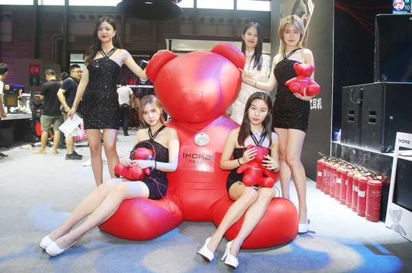 Chinese Showgirls Poseren Tijdens 16E China Digitale Entertainment Expo Ook — Stockfoto