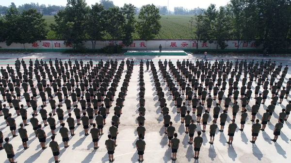 在这张鸟图中 0多名新兵在中国中部河南省玉州市武警部队基地参加军事训练 — 图库照片