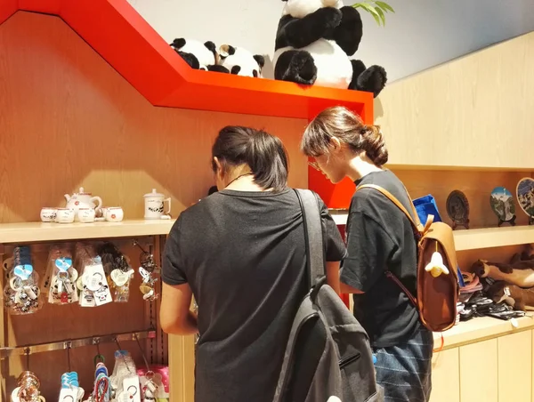 Los Clientes Eligen Recuerdos Temáticos Panda Tienda Giant Panda House — Foto de Stock