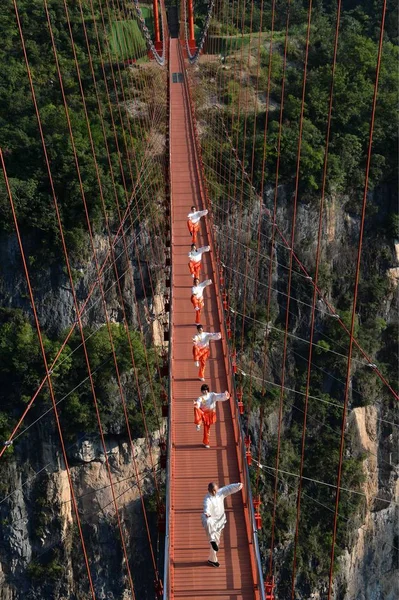 Λάτρεις Του Τάι Τσι Εξασκηθούν Στη Σκιά Πυγμαχία Taiji Taiji — Φωτογραφία Αρχείου