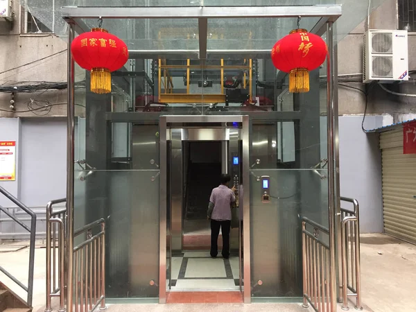 Vue Ascenseur Touristique Construit Par 136 Ménages Sur Façade Immeuble — Photo