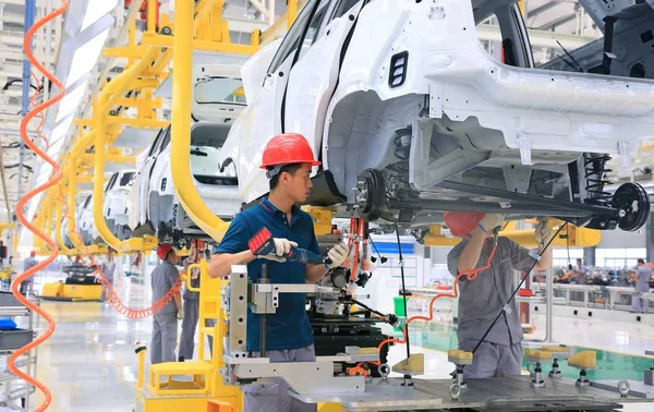中国の労働者が桐郷市 嘉興市 中国東部の浙江省 2018 日に保存新しいエネルギー自動車の自動車工場での組立ラインでネタ N01 電気自動車を組み立てる — ストック写真