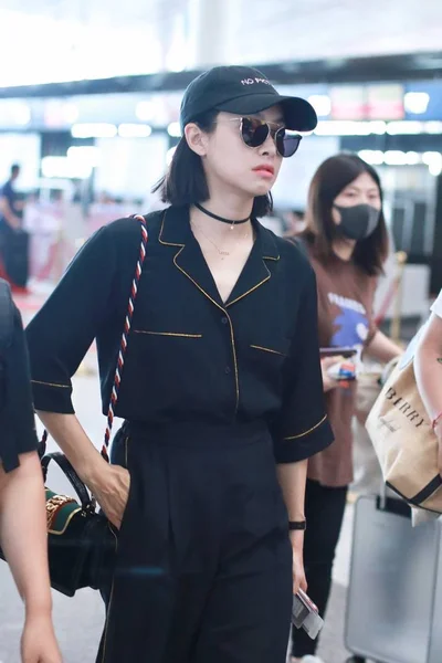 中国歌手 女演员维多利亚 宋或宋谦于2017年7月1日出发前抵达北京首都国际机场 — 图库照片