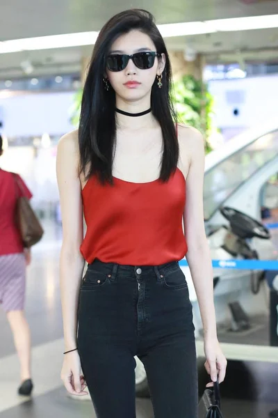 中国车型西梦耀 俗称明熙 身穿性感的红色迷你裙上衣和紧身牛仔裤 于2018年7月9日出发前抵达北京首都国际机场 — 图库照片