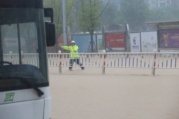 Police Officer Directs Vehicles Flooded Road Heavy Rainstorm Xiamen City — Stock Photo, Image