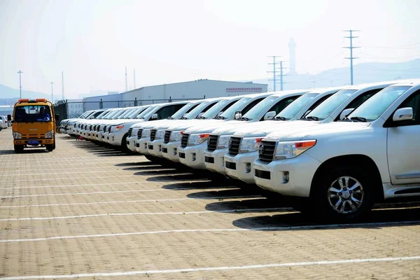 Agentes Aduaneiros Chineses Verificam Carros Importados Cais Porto Qingdao Cidade — Fotografia de Stock