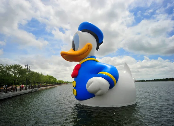 Meter Tall Inflatable Donald Duck Display Lakeside Disney Town Shanghai — Stock Photo, Image