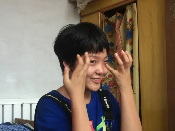歳高校卒業王信義北京大学に入院は 2018 日に中国北部の河北省衡水市棗強県の村で彼女の自宅でインタビューします — ストック写真