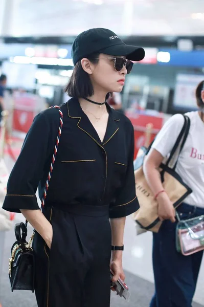 Китайская Певица Актриса Виктория Сонг Сун Цянь Прибывает Международный Аэропорт — стоковое фото