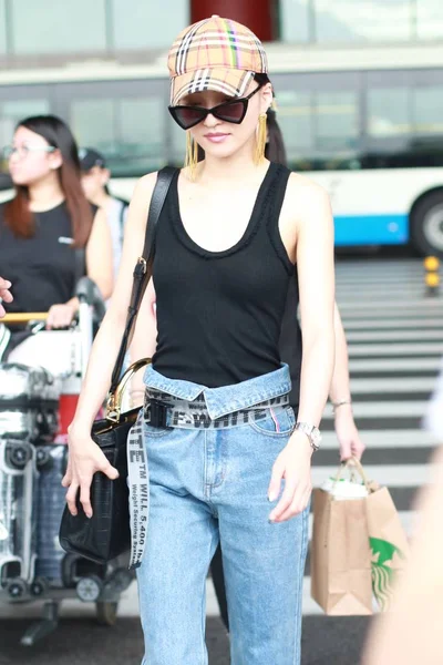 Piosenkarka Aktorka Angela Chang Wyjścia Terminalu Wylądowaniu Beijing Capital International — Zdjęcie stockowe