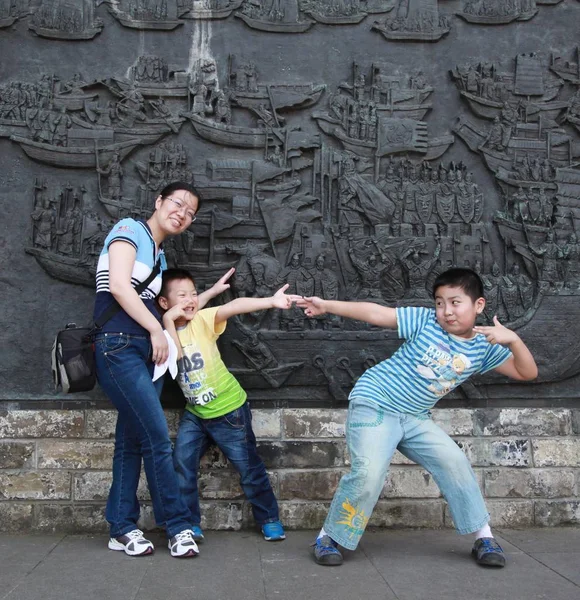 Китайский Мальчик Позирует Фотографий Своим Младшим Братом Посещают Озеро Сюаньу — стоковое фото