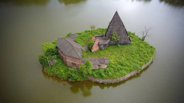Vista Aérea Uma Ilha Abandonada Com Edifício Forma Triângulo Uma — Fotografia de Stock