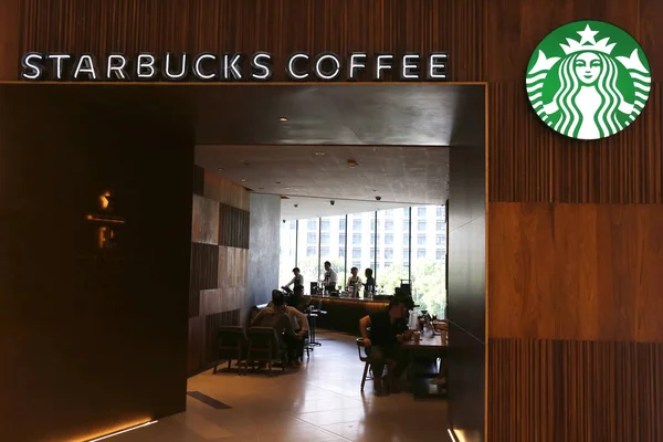 Zákazníci Nakupujte Kavárně Starbucks Coffee Šanghaji Čína Listopadu 2016 — Stock fotografie