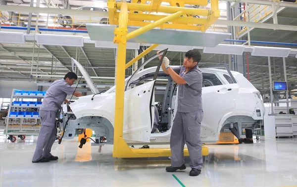 Trabajadores Chinos Montan Vehículos Eléctricos Neta N01 Línea Montaje Planta — Foto de Stock