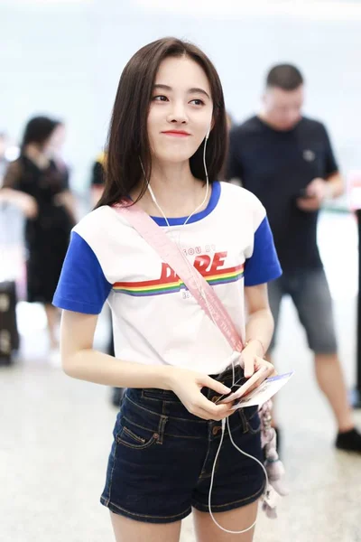 Chinese Zangeres Actrice Jingyi Arriveert Bij Shanghai Hongqiao International Airport — Stockfoto