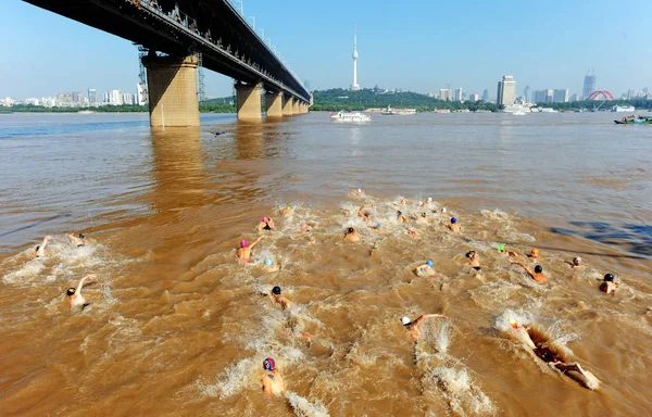 Zwemmers Deelnemen Aan 2018 Yangtze River Zwemmen Race 51Th Verjaardag — Stockfoto
