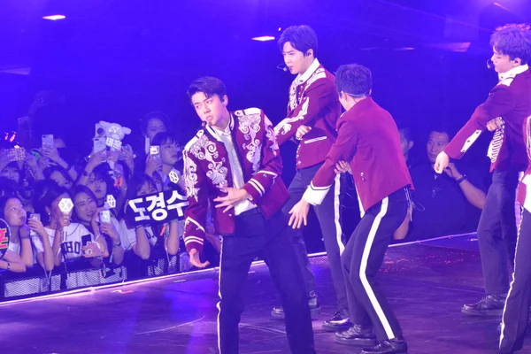 Membros Grupo Masculino Sul Coreano Exo Apresentam Durante Show Exo — Fotografia de Stock