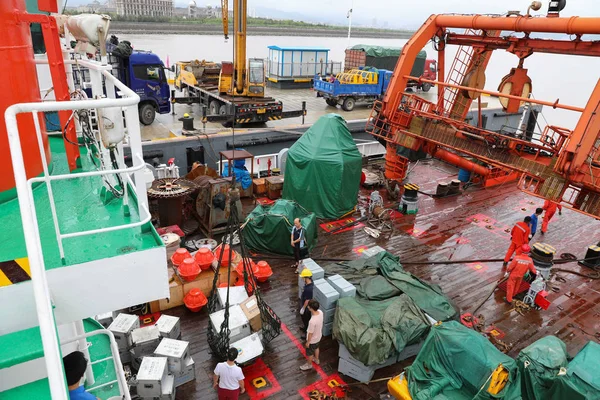 Wissenschaftliche Expeditionsproben Und Ausrüstung Werden Vom Chinesischen Ozeanographischen Schiff Xiangyanghong — Stockfoto