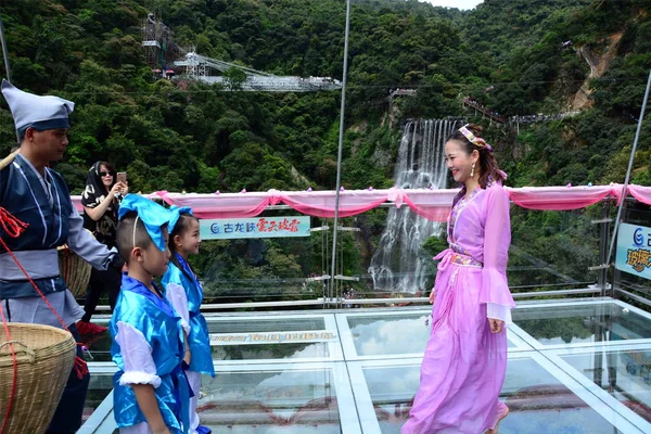 Китайская Молодежь Одетая Традиционные Костюмы Выступает Честь Предстоящего Фестиваля Qixi — стоковое фото