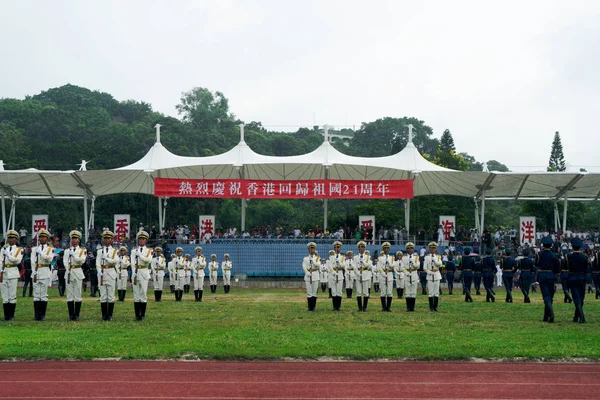 人民解放軍 人民解放軍 の香港の駐屯隊の兵士は 2017 中国の祖国への香港のリターンの第 記念日を祝うためにキャンプ オープン デーの活動中にプリフォームします — ストック写真