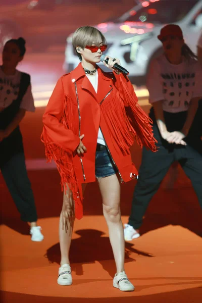 Kinesisk Sångerska Yuchun Eller Chris Lee Utför Ett Evenemang För — Stockfoto