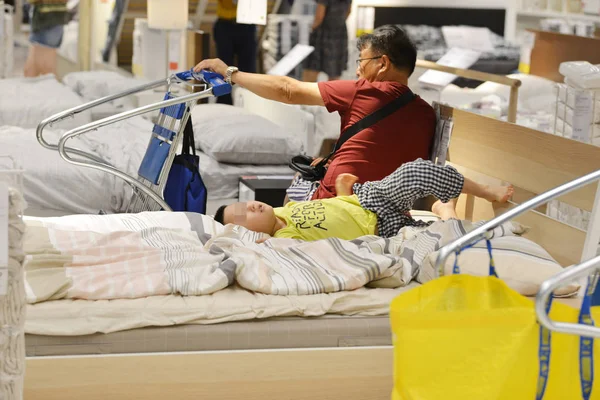 Residentes Chinos Locales Duermen Descansan Una Cama Una Tienda Muebles —  Fotos de Stock
