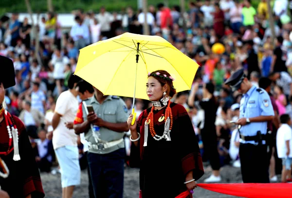 Una Mujer China Del Grupo Étnico Vestida Con Trajes Tradicionales — Foto de Stock