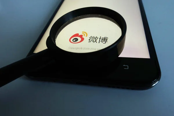 中国のネチゼンは 中国のインターネットポータルSinaのTwitterのようなマイクロブログサービスであるWeiboのロゴを 中国東部の山東省江南市のスマートフォンで見る 2017年1月27日 — ストック写真