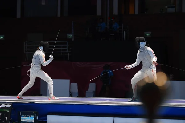 日本の箔チームと中国の箔チームの選手参戦の女性の箔チーム フェンシング決勝戦 日として公式に知られている 2018 のアジア競技大会中にアジア競技大会ととして知られているジャカルタ パレンバンで 2018 ジャカルタ インドネシア — ストック写真