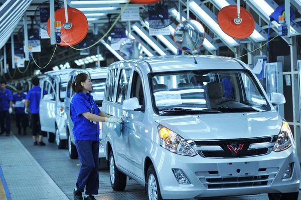 Trabajadores Chinos Montan Wuling Motors Línea Montaje Una Planta Automóviles — Foto de Stock