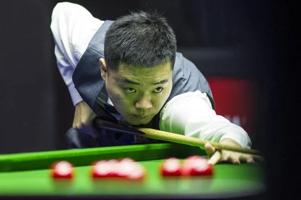 Ding Junhui China Joga Tiro Para Robert Milkins Inglaterra Sua — Fotografia de Stock